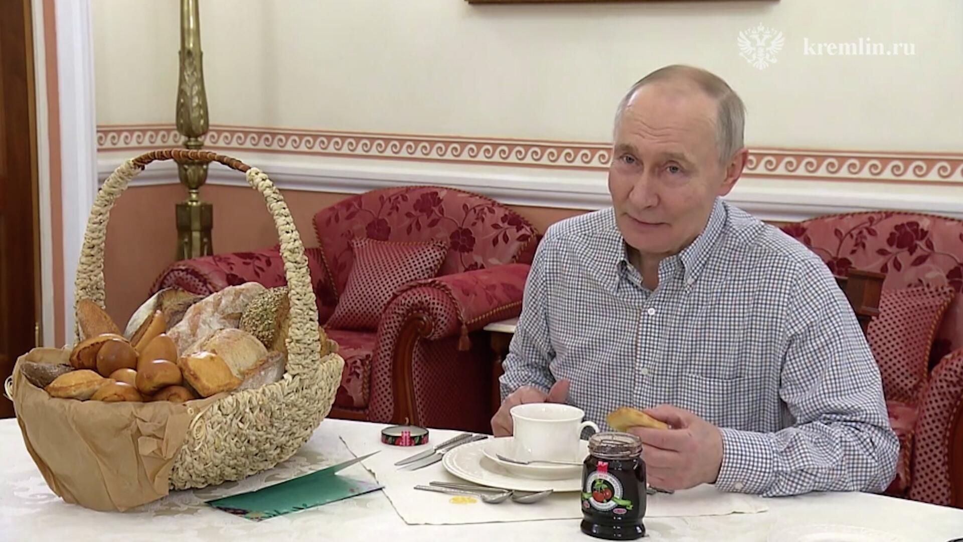Путин попробовал пирожки из пекарни Машенька Путин попробовал пирожки из пекарни Машенька - РИА Новости, 1920, 21.12.2025