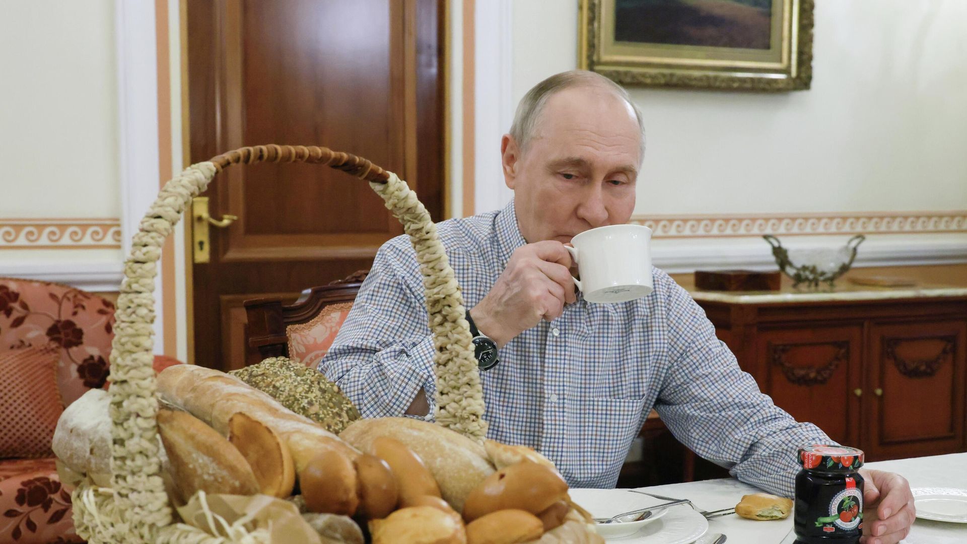 Президент России Владимир Путин получил выпечку из подмосковной пекарни Президент России Владимир Путин получил выпечку из подмосковной пекарни - РИА Новости, 1920, 20.12.2025