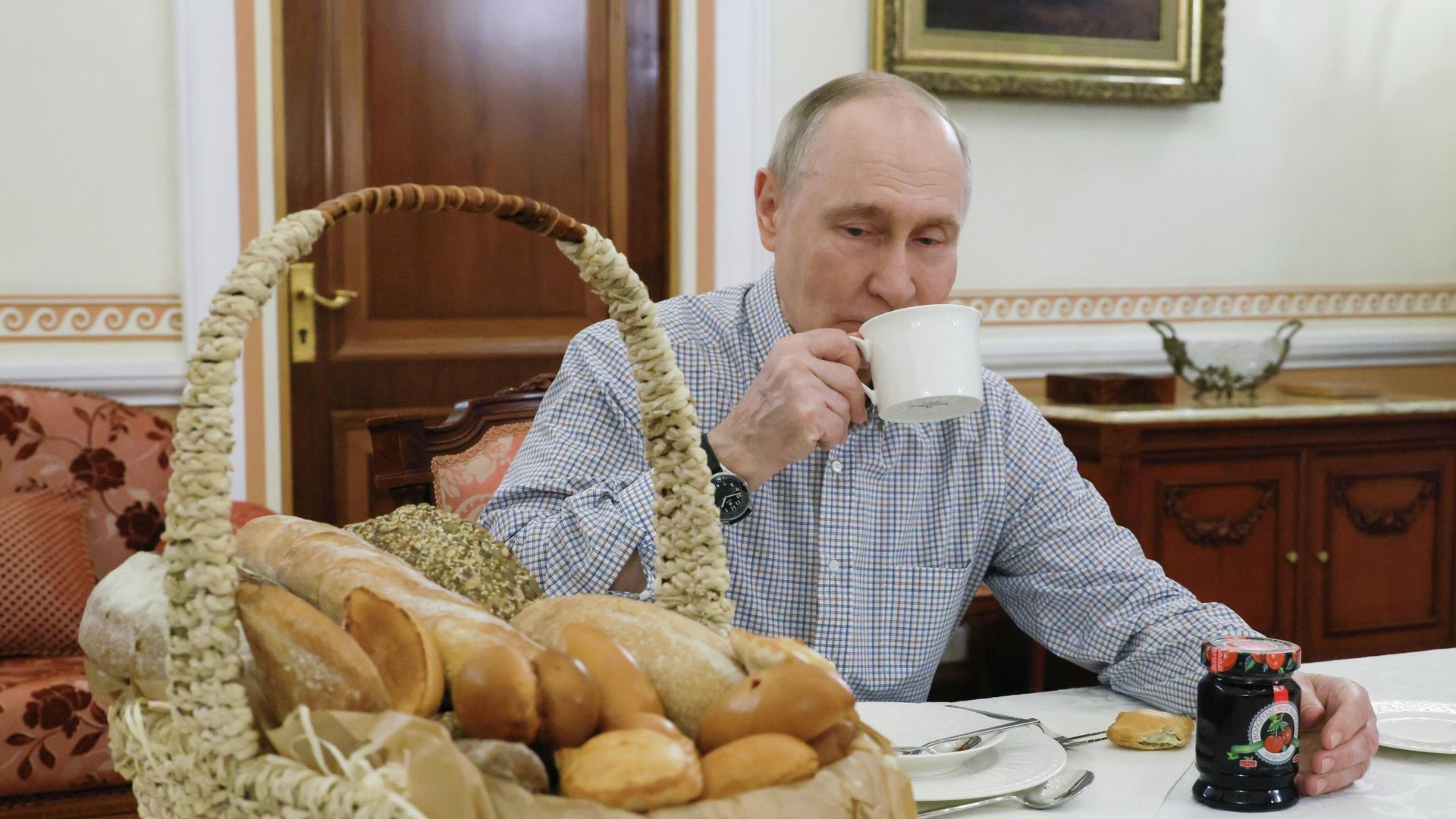 Президент России Владимир Путин получил выпечку из подмосковной пекарни Президент России Владимир Путин получил выпечку из подмосковной пекарни - РИА Новости, 1920, 21.12.2025