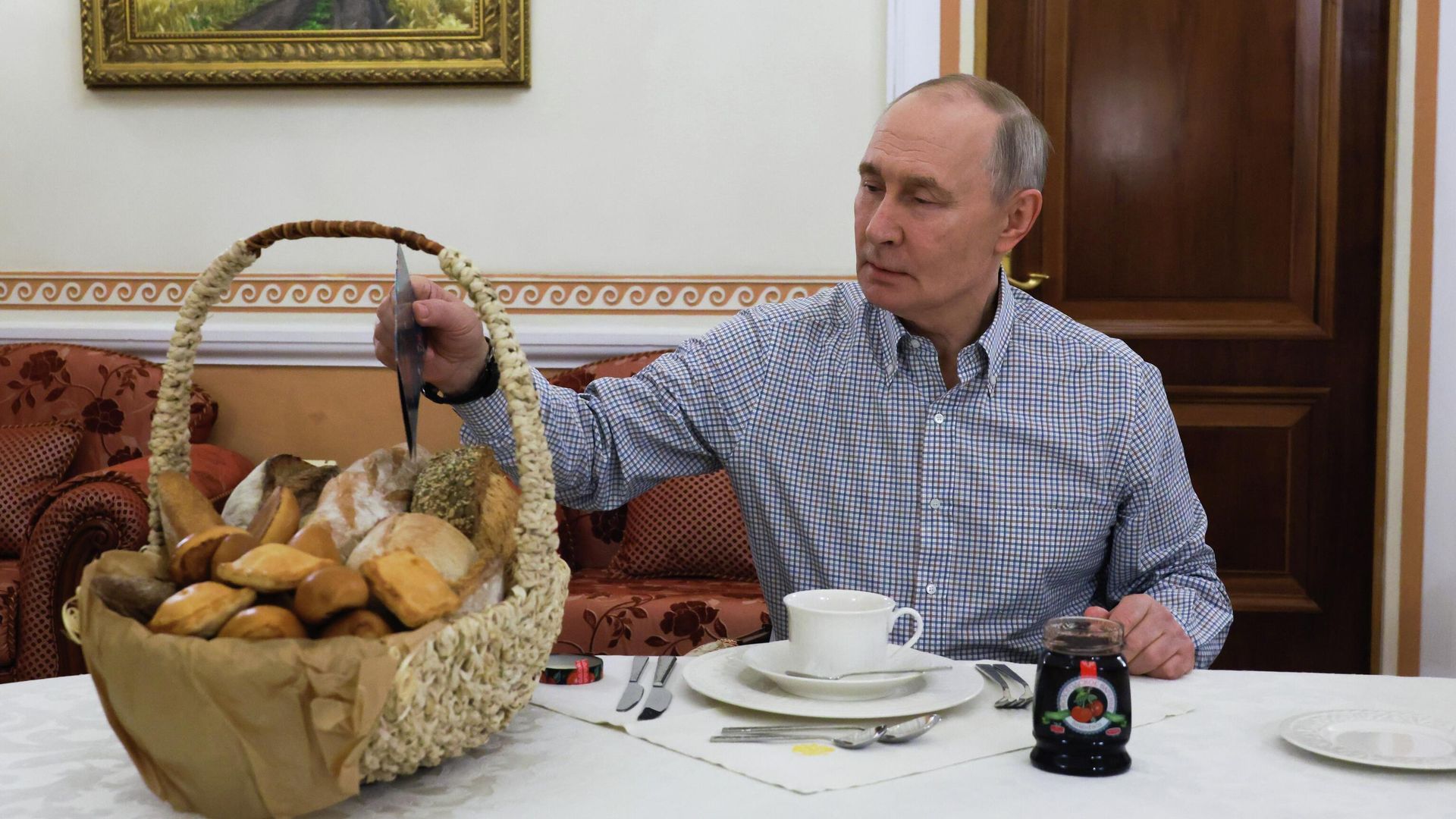 Президент России Владимир Путин получил выпечку из подмосковной пекарни Президент России Владимир Путин получил выпечку из подмосковной пекарни - РИА Новости, 1920, 20.12.2025