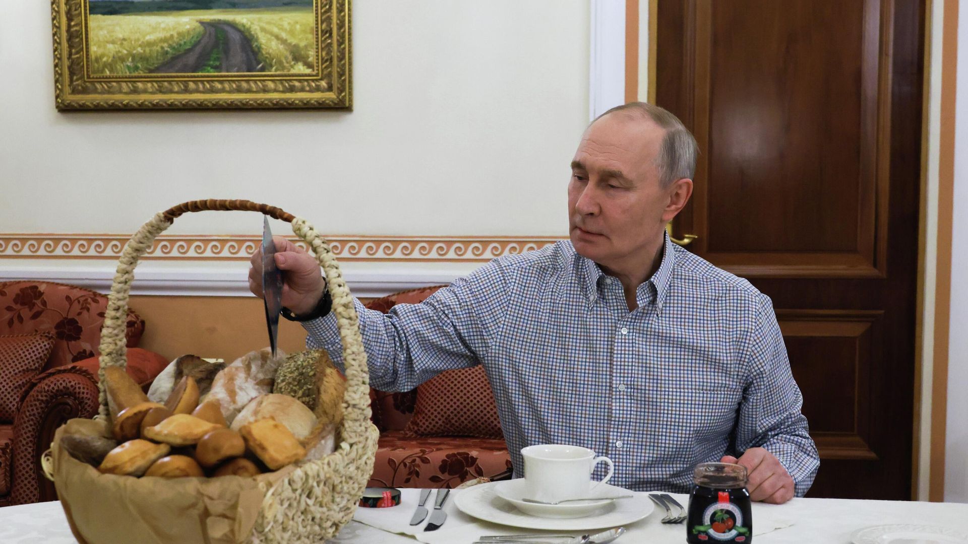 Президент России Владимир Путин получил выпечку из подмосковной пекарни Президент России Владимир Путин получил выпечку из подмосковной пекарни - РИА Новости, 1920, 21.12.2025
