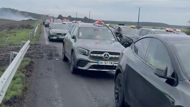 Таксисты и фермеры блокируют автотрассу A63 во Франции