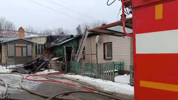 Ликвидация пожара в жилом доме в городе Балашове Саратовской области. 21 декабря 2025 - РИА Новости, 1920, 21.12.2025