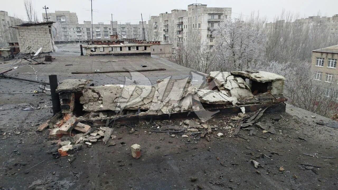 Последствия атаки ВСУ в жилом массиве Солнечный в Горловке Последствия атаки ВСУ в жилом массиве Солнечный в Горловке - РИА Новости, 1920, 21.12.2025