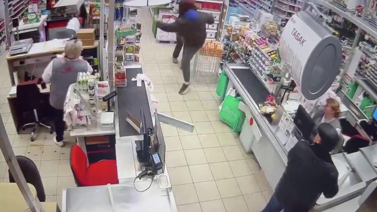 Фитнес-тренер из Рыбинска Ярославской области ударил ногой девушку в магазине Фитнес-тренер из Рыбинска Ярославской области ударил ногой девушку в магазине - РИА Новости, 1920, 21.12.2025