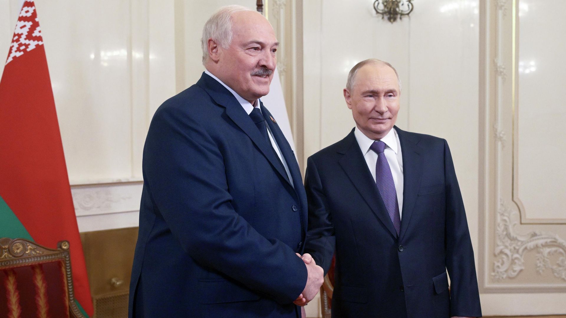 Президент РФ Владимир Путин и президент Белоруссии Александр Лукашенко во время встречи на полях саммита Высшего Евразийского экономического совета в Санкт-Петербурге - РИА Новости, 1920, 16.02.2026
