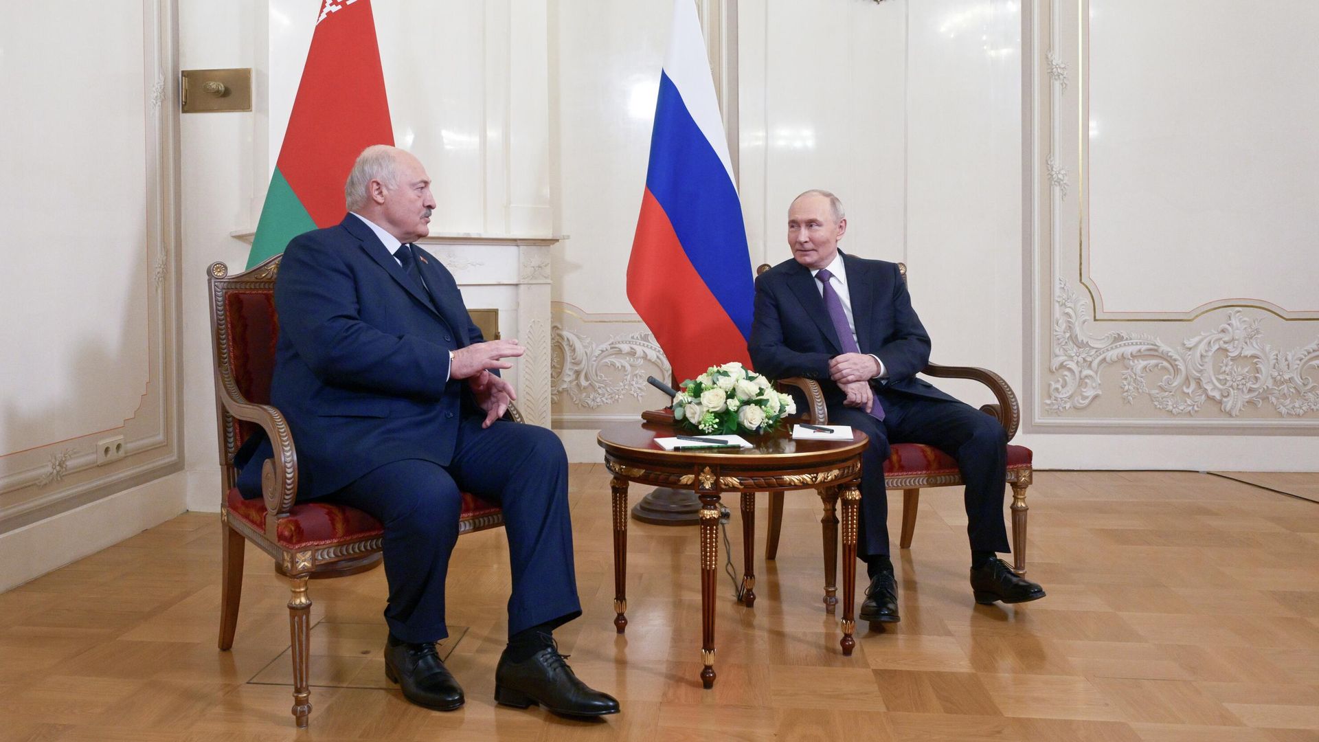 Президент РФ Владимир Путин и президент Белоруссии Александр Лукашенко во время встречи на полях саммита Высшего Евразийского экономического совета в Санкт-Петербурге. 21 декабря 2025 Президент РФ Владимир Путин и президент Белоруссии Александр Лукашенко во время встречи на полях саммита Высшего Евразийского экономического совета в Санкт-Петербурге. 21 декабря 2025 - РИА Новости, 1920, 21.12.2025