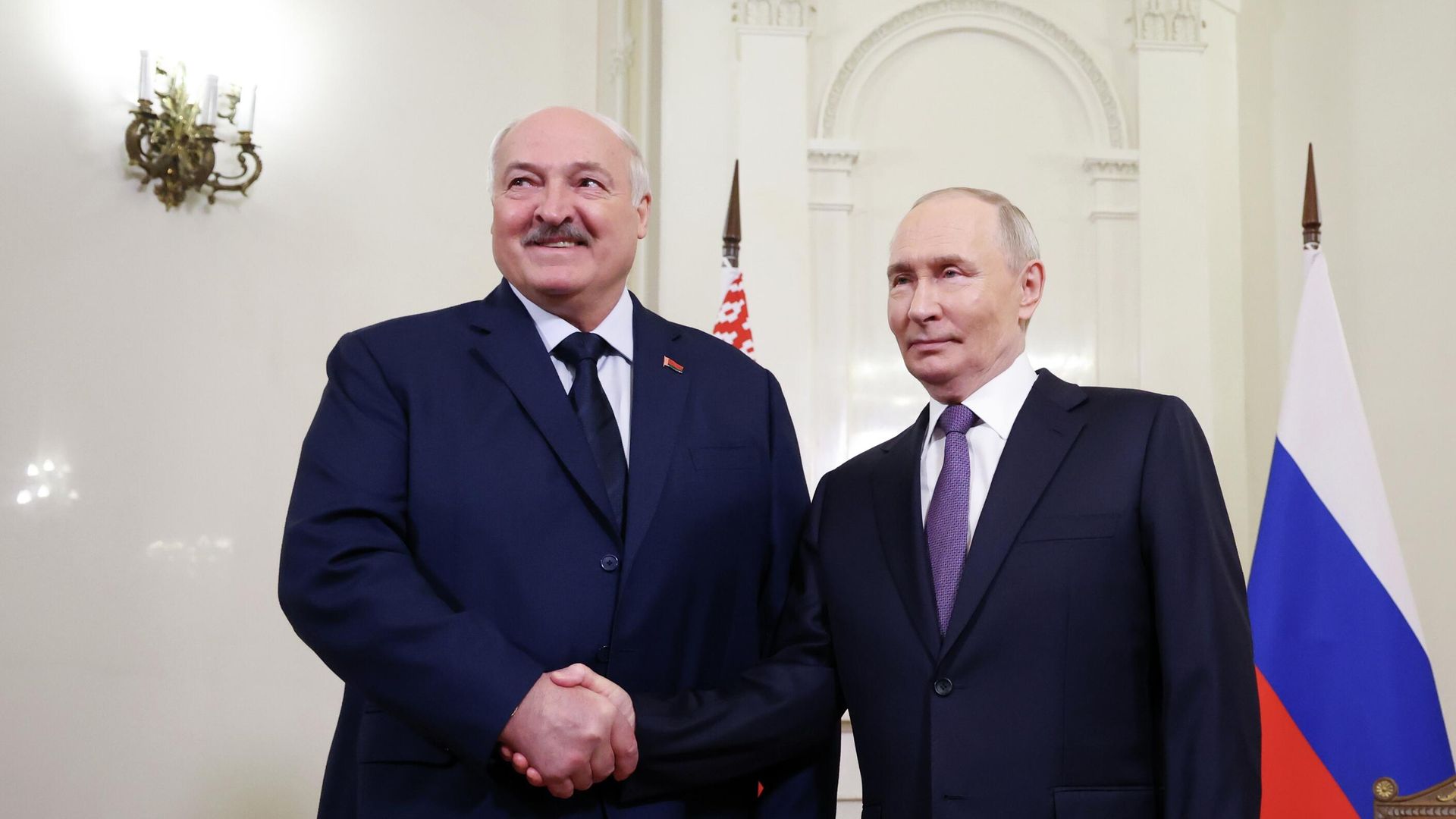 Президент РФ Владимир Путин и президент Белоруссии Александр Лукашенко во время встречи Президент РФ Владимир Путин и президент Белоруссии Александр Лукашенко во время встречи - РИА Новости, 1920, 30.12.2025