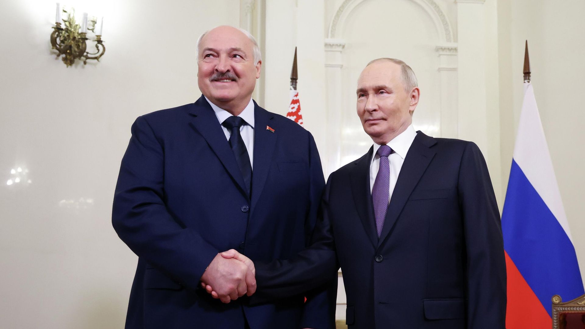 Владимир Путин и Александр Лукашенко Владимир Путин и Александр Лукашенко - РИА Новости, 1920, 28.12.2025
