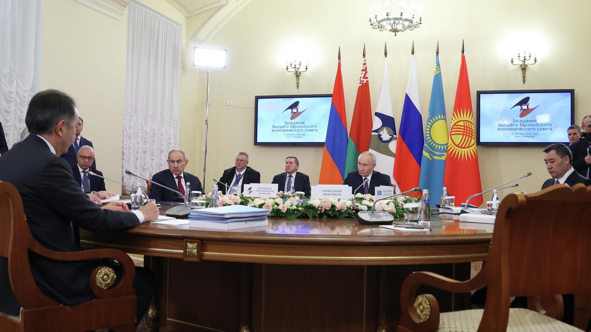 Президент РФ Владимир Путин на заседании Высшего Евразийского экономического совета в Санкт-Петербурге Президент РФ Владимир Путин на заседании Высшего Евразийского экономического совета в Санкт-Петербурге - РИА Новости, 1920, 21.12.2025