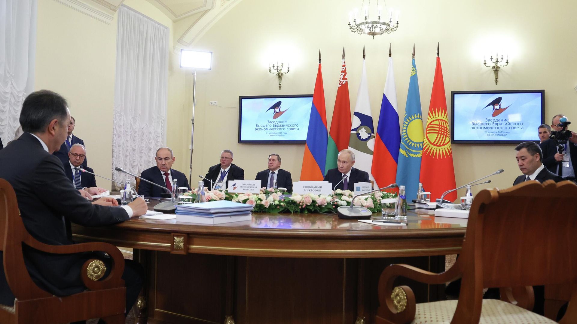 Владимир Путин на полях саммита Высшего Евразийского экономического совета в Санкт-Петербурге - РИА Новости, 1920, 21.12.2025