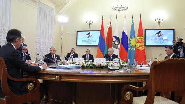 Президент РФ Владимир Путин на заседании Высшего Евразийского экономического совета в Санкт-Петербурге