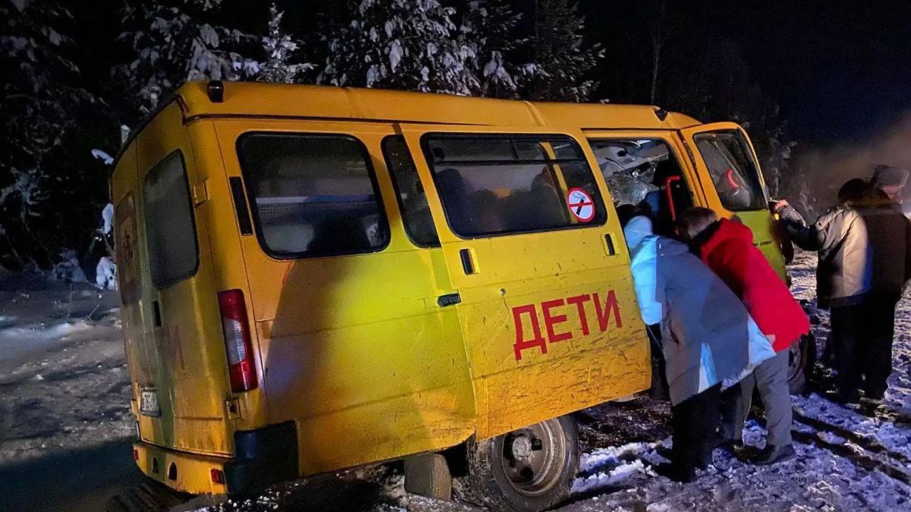 ДТП с участием школьного автобуса в Увинском районе Удмуртии ДТП с участием школьного автобуса в Увинском районе Удмуртии - РИА Новости, 1920, 21.12.2025
