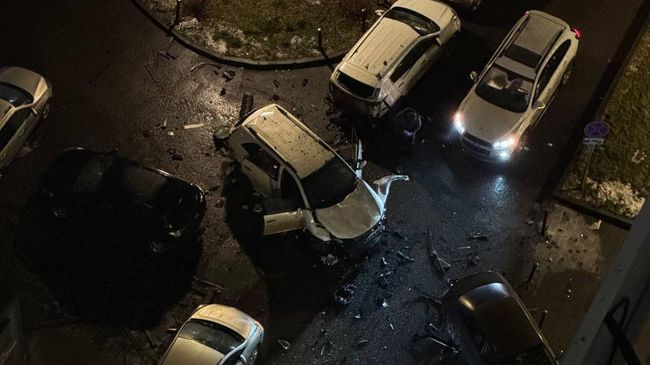 Автомобиль взорвался во дворе дома на Ясеневой улице в Москве