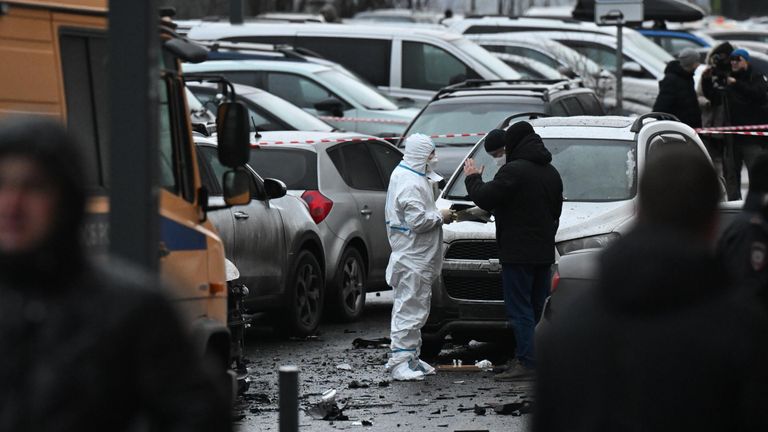 Сотрудники спецслужб работают на месте взрыва автомобиля Kia Sorento на парковке на улице Ясеневая в районе Орехово-Борисово Сотрудники спецслужб работают на месте взрыва автомобиля Kia Sorento на парковке на улице Ясеневая в районе Орехово-Борисово