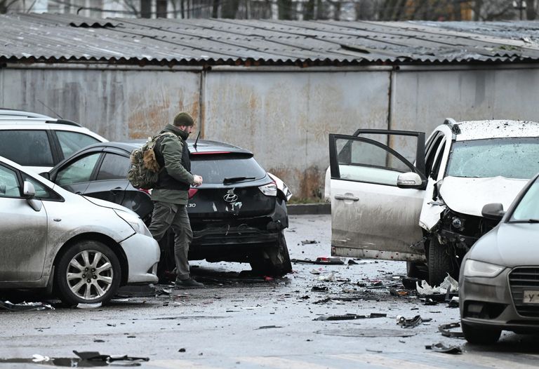 Сотрудники спецслужб работают на месте взрыва автомобиля Kia Sorento на парковке на улице Ясеневая в районе Орехово-Борисово Сотрудники спецслужб работают на месте взрыва автомобиля Kia Sorento на парковке на улице Ясеневая в районе Орехово-Борисово