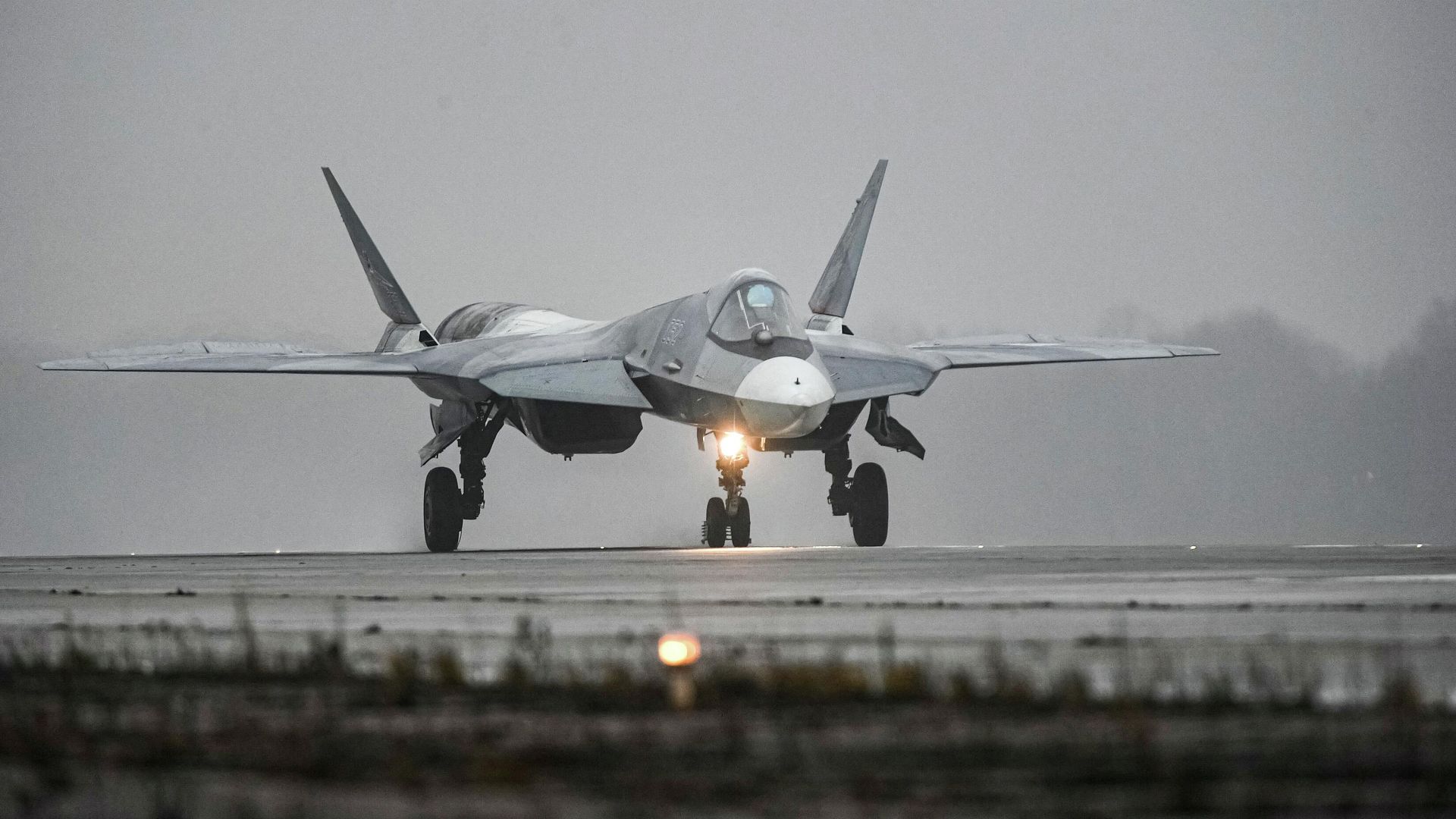 Истребитель Су-57 совершил первый полет с двигателем пятого поколения в Жуковском Истребитель Су-57 совершил первый полет с двигателем пятого поколения в Жуковском - РИА Новости, 1920, 22.12.2025