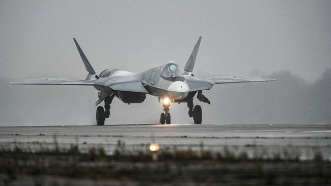 Истребитель Су-57 совершил первый полет с двигателем пятого поколения в Жуковском