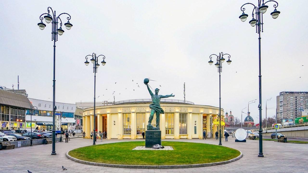 Специалисты комплекса городского хозяйства выполнили работы по благоустройству Рижской площади и Трифоновской улицы - РИА Новости, 1920, 22.12.2025