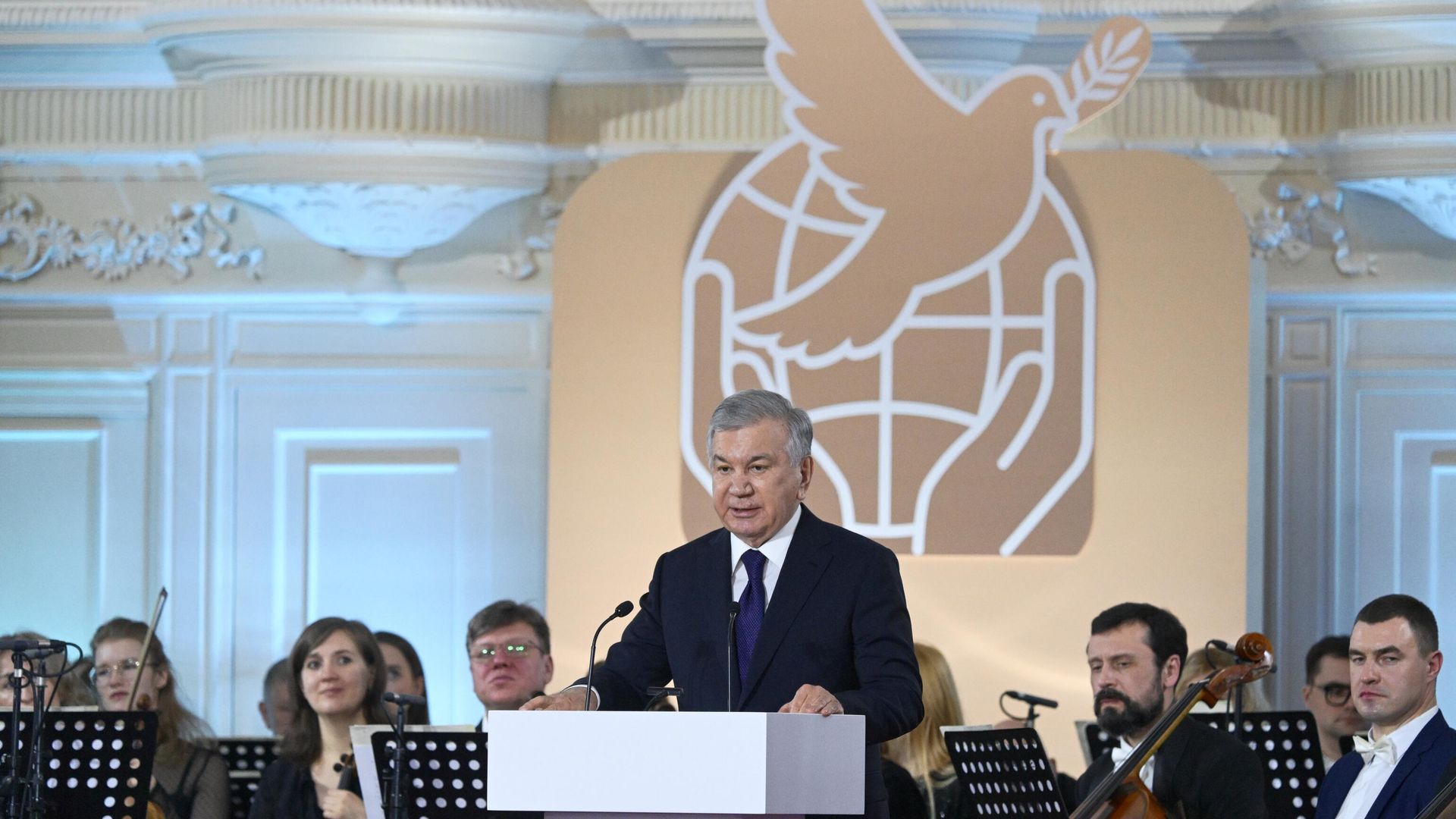 Президент Узбекистана Шавкат Мирзиёев на церемонии вручения Международной премии мира имени Л.Н.Толстого лидерам стран – членов СНГ. 21 декабря 2025 - РИА Новости, 1920, 21.12.2025
