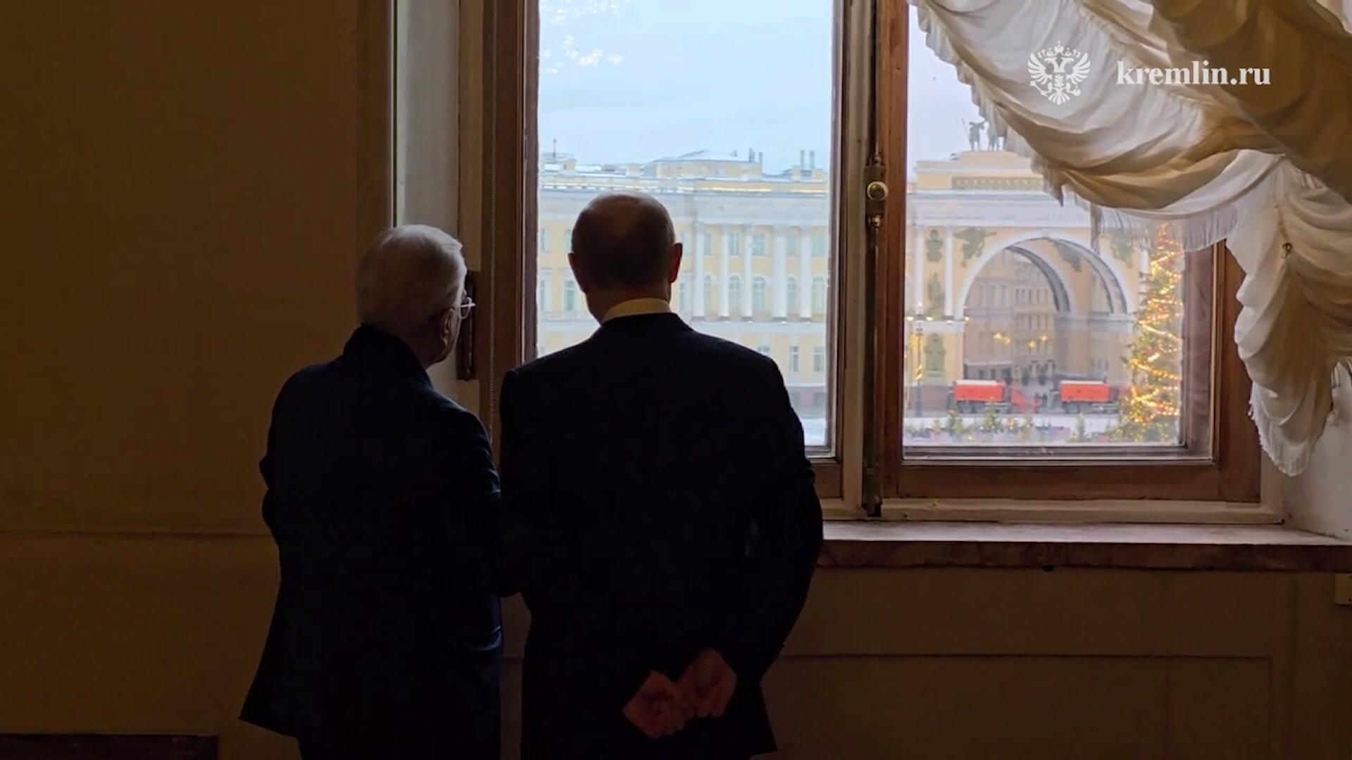Путин и Пиотровский в Эрмитаже Путин и Пиотровский в Эрмитаже - РИА Новости, 1920, 22.12.2025