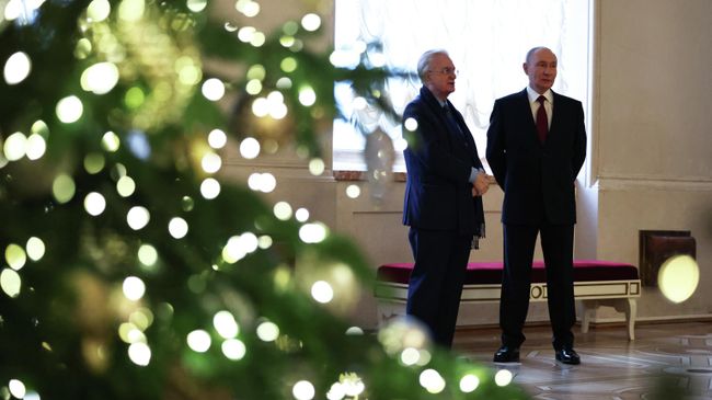 Президент РФ Владимир Путин и генеральный директор Государственного Эрмитажа Михаил Пиотровский перед началом экскурсии в Государственном Эрмитаже в рамках неформального саммита СНГ