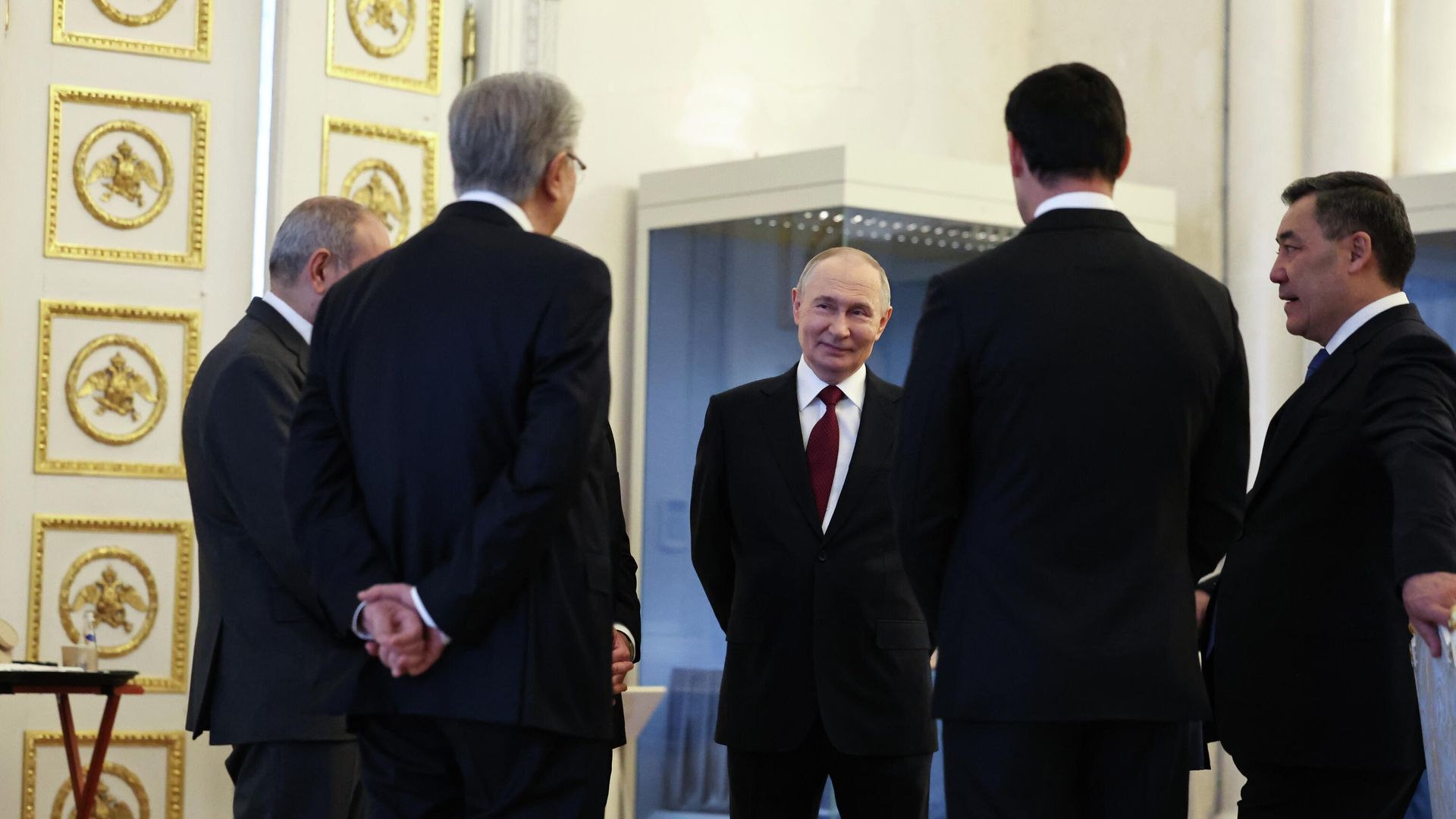 Президент РФ Владимир Путин и лидеры стран СНГ перед началом экскурсии в Государственном Эрмитаже в рамках неформального саммита СНГ в Санкт-Петербурге - РИА Новости, 1920, 22.12.2025