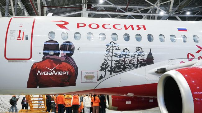 SSJ-100 авиакомпании Россия получил ливрею отряда ЛизаАлерт