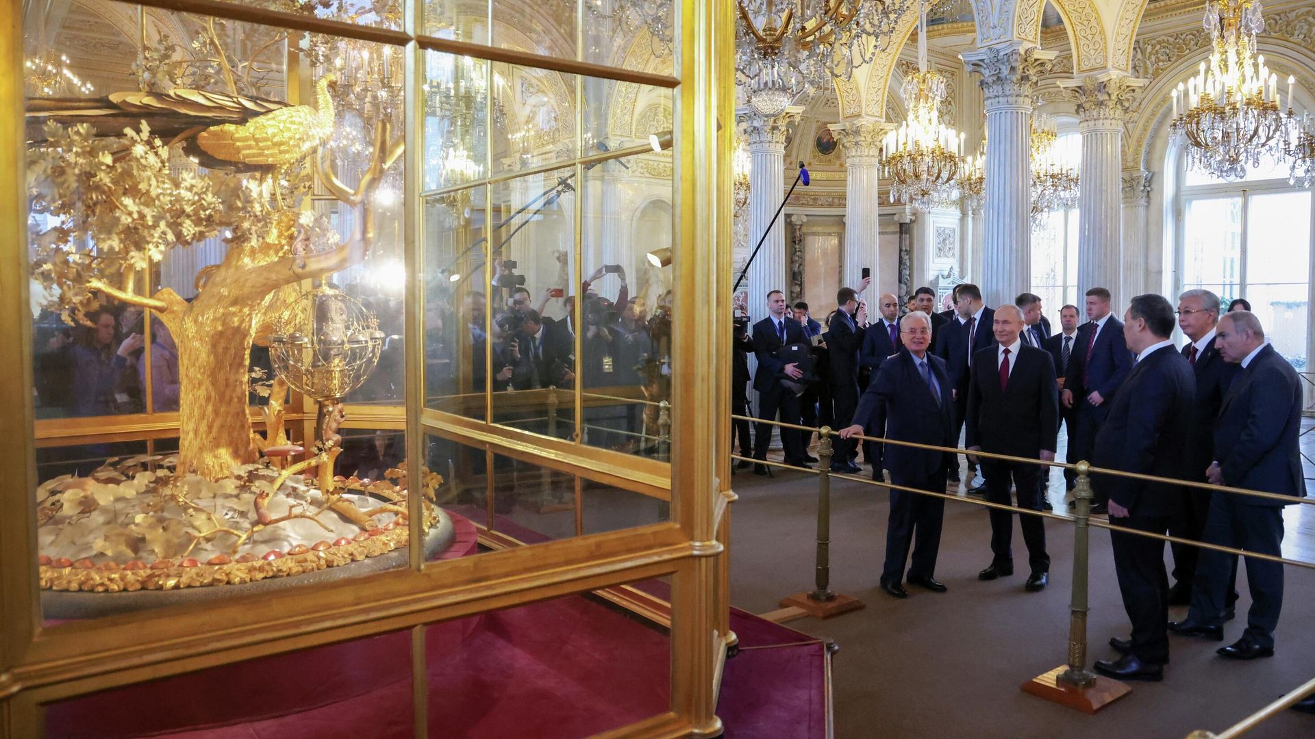 Генеральный директор Государственного Эрмитажа Михаил Пиотровский, президент РФ Владимир Путин, президент Киргизии Садыр Жапаров, президент Казахстана Касым-Жомарт Токаев и премьер-министр Армении Никол Пашинян во время экскурсии в Государственном Эрмитаже в рамках неформального саммита СНГ в Санкт-Петербурге. 22 декабря 2025 Генеральный директор Государственного Эрмитажа Михаил Пиотровский, президент РФ Владимир Путин, президент Киргизии Садыр Жапаров, президент Казахстана Касым-Жомарт Токаев и премьер-министр Армении Никол Пашинян во время экскурсии в Государственном Эрмитаже в рамках неформального саммита СНГ в Санкт-Петербурге. 22 декабря 2025 - РИА Новости, 1920, 22.12.2025
