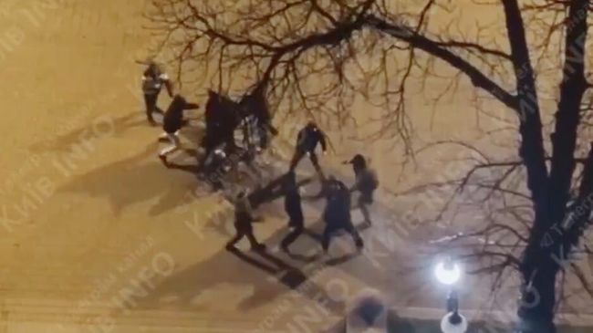 Кадр видео драки в центре Киева