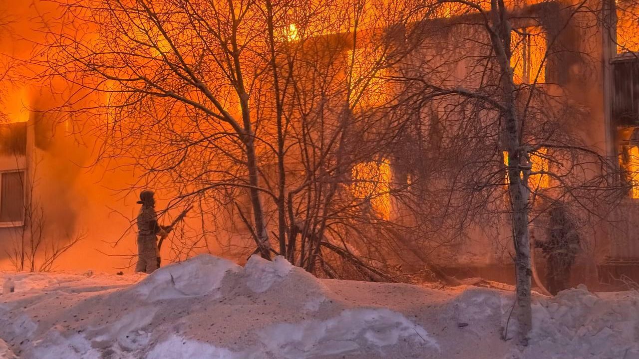 Тушение пожара в городе Тарко-Сале в Ямало-Ненецком автономном округе Тушение пожара в городе Тарко-Сале в Ямало-Ненецком автономном округе - РИА Новости, 1920, 23.12.2025