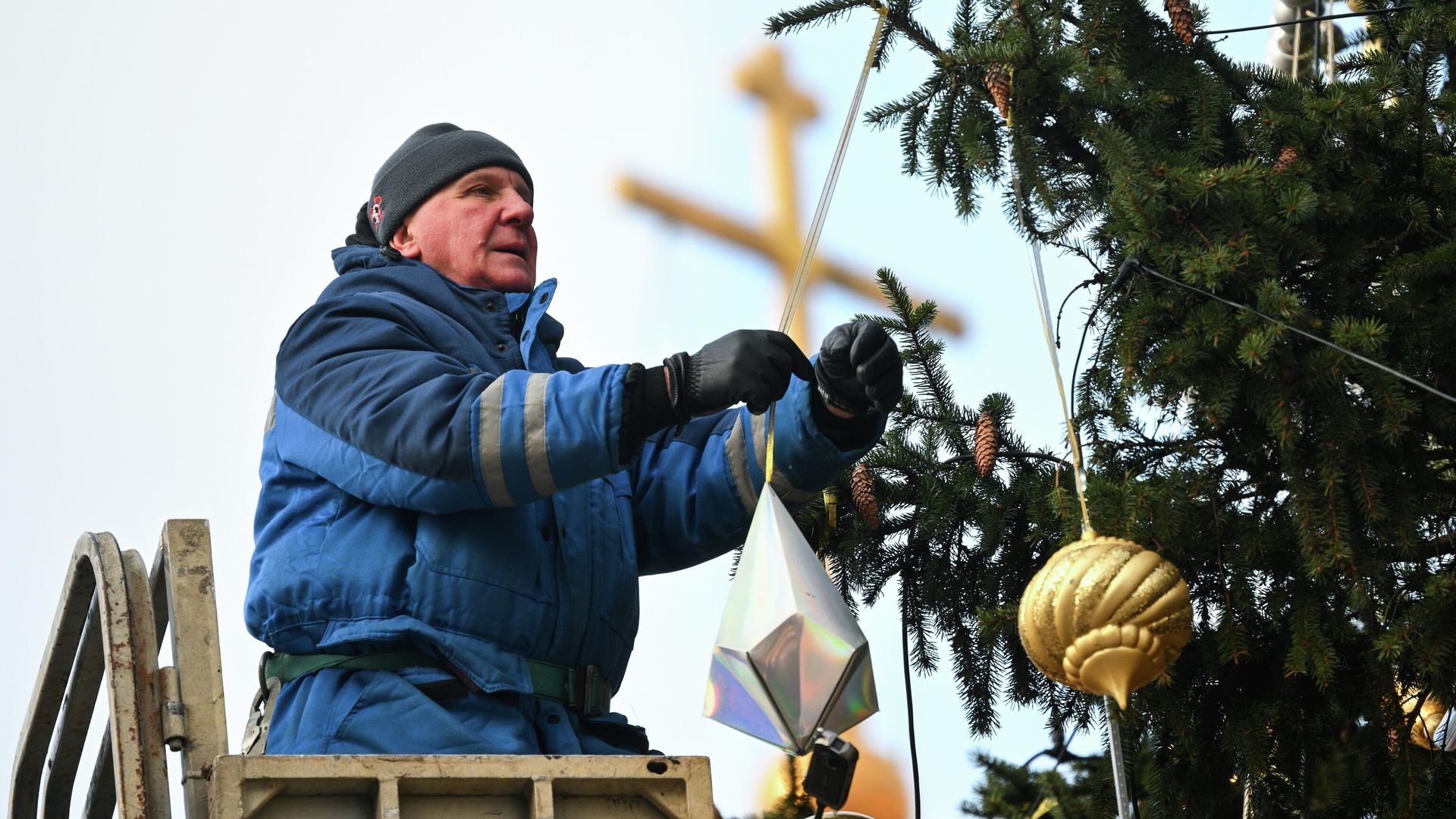 Украшение Главной новогодней елки страны на Соборной площади Московского Кремля Украшение Главной новогодней елки страны на Соборной площади Московского Кремля - РИА Новости, 1920, 20.01.2026