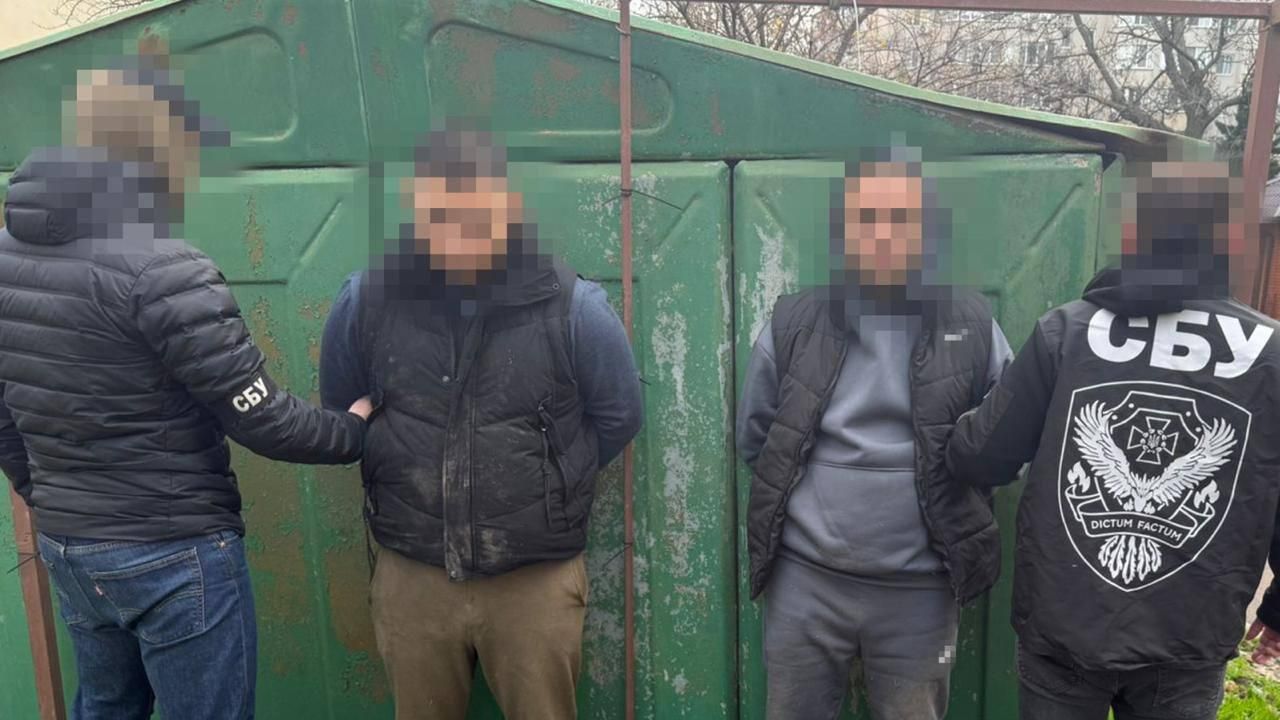 Задержанные по подозрению в организации схемы по выводу украинских мужчин за границу через нерабочую газовую трубу Задержанные по подозрению в организации схемы по выводу украинских мужчин за границу через нерабочую газовую трубу - РИА Новости, 1920, 23.12.2025