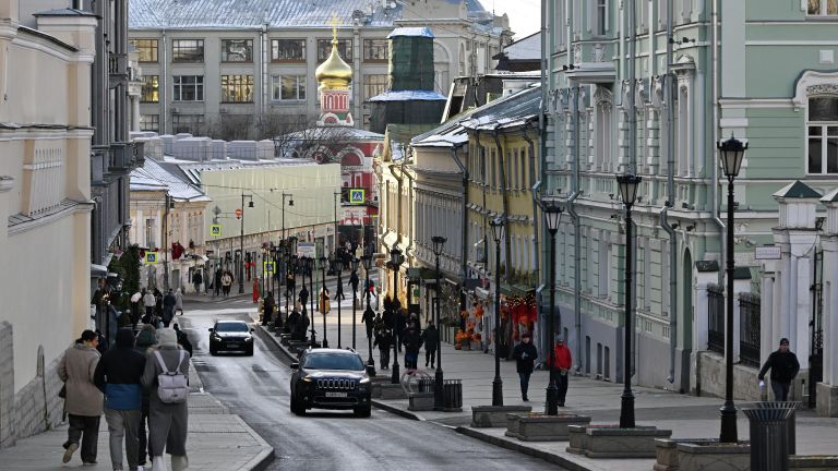 Горожане на улице Забелина в Москве Горожане на улице Забелина в Москве