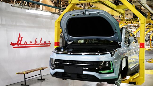 Сборка автомобиля на производственной линии Московского автомобильного завода Москвич Сборка автомобиля на производственной линии Московского автомобильного завода Москвич