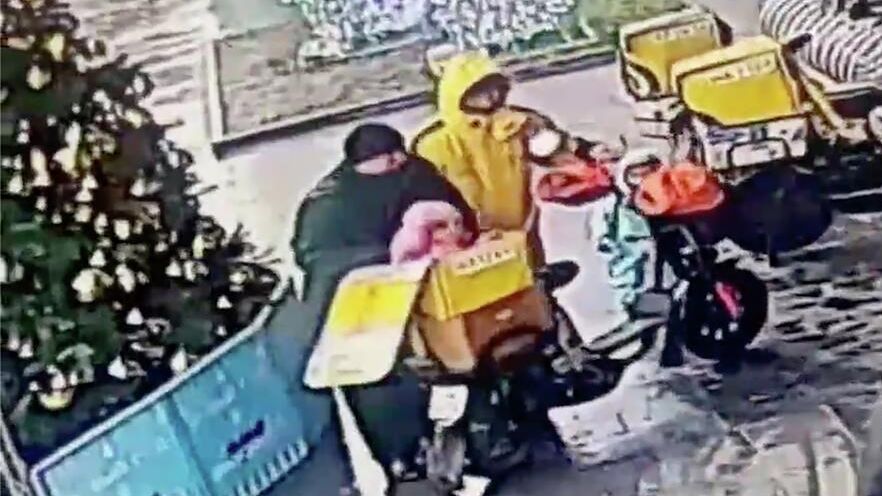 Кадр видео с курьерами, которые перевозили детей в курьерских сумках в Подмосковье Кадр видео с курьерами, которые перевозили детей в курьерских сумках в Подмосковье - РИА Новости, 1920, 23.12.2025