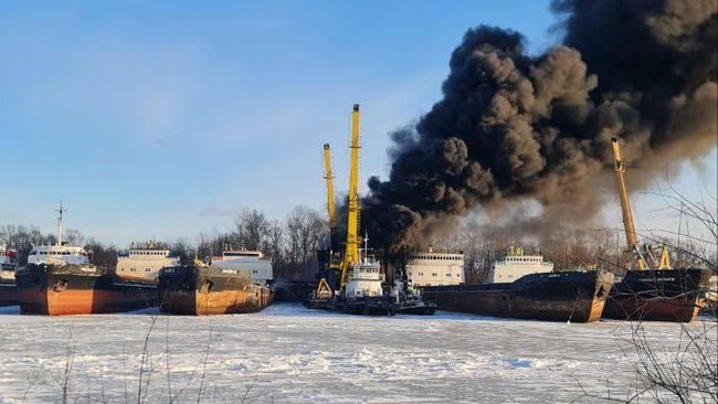 Пожар на плавкране Борской судоремонтной компании под Нижним Новгородом