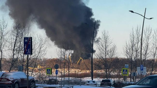 Пожар на плавкране Борской судоремонтной компании под Нижним Новгородом