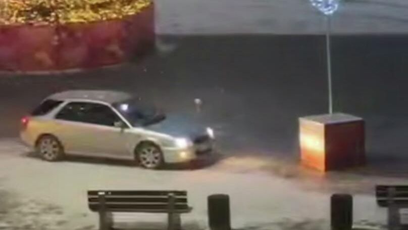 Автомобиль Subaru Impreza кружит вокруг новогодней ели на площади Партизанска в Приморье - РИА Новости, 1920, 23.12.2025