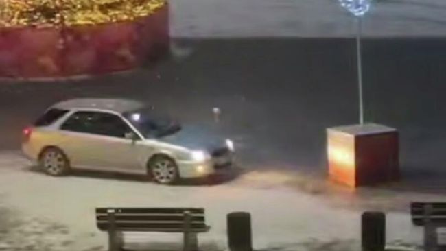 Автомобиль Subaru Impreza кружит вокруг новогодней ели на площади Партизанска в Приморье