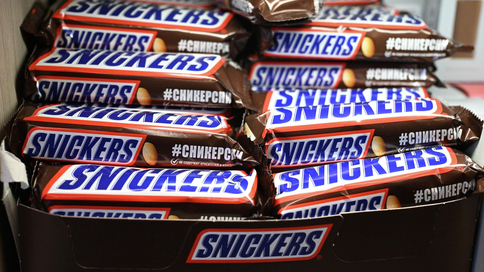 Шоколадные батончики Snickers Шоколадные батончики Snickers - РИА Новости, 1920, 23.12.2025