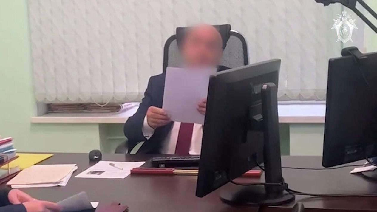 Бывший заместитель начальника Леноблгосэкспертизы признан виновным в посредничестве во взяточничестве в особо крупном размере. Кадр видео Бывший заместитель начальника Леноблгосэкспертизы признан виновным в посредничестве во взяточничестве в особо крупном размере. Кадр видео - РИА Новости, 1920, 23.12.2025