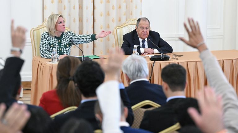 Министр иностранных дел РФ Сергей Лавров и официальный представитель МИД РФ Мария Захарова во время встречи с журналистами арабских стран в Москве Министр иностранных дел РФ Сергей Лавров и официальный представитель МИД РФ Мария Захарова во время встречи с журналистами арабских стран в Москве