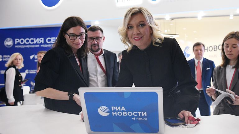 Официальный представитель Министерства иностранных дел РФ Мария Захарова на стенде РИА Новости, представленном на Петербургском международном экономическом форуме - 2022 Официальный представитель Министерства иностранных дел РФ Мария Захарова на стенде РИА Новости, представленном на Петербургском международном экономическом форуме - 2022