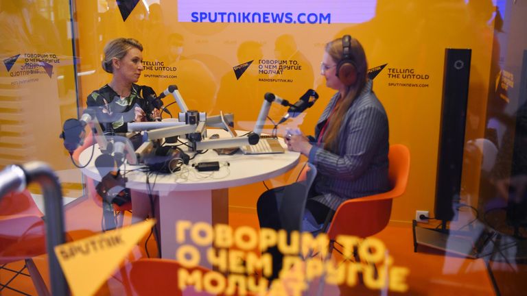 Официальный представитель Министерства иностранных дел России Мария Захарова в студии радио Sputnik на Петербургском международном экономическом форуме - 2021 Официальный представитель Министерства иностранных дел России Мария Захарова в студии радио Sputnik на Петербургском международном экономическом форуме - 2021