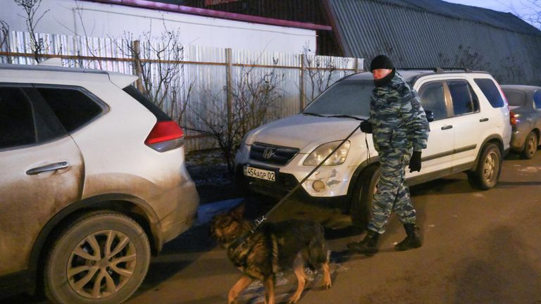 Сотрудник полиции у места взрыва на улице Елецкой на юге Москвы