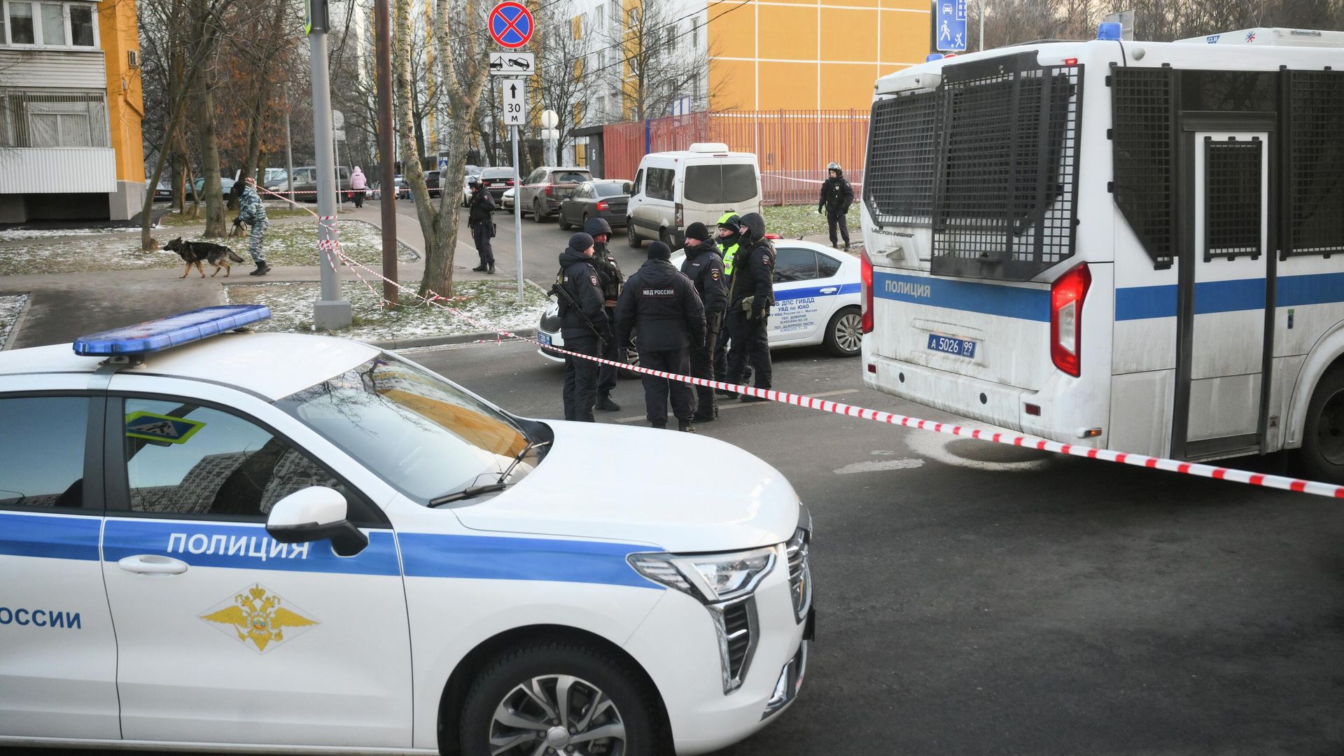 Сотрудники полиции у места взрыва, при котором погибли два сотрудника ДПС, на улице Елецкой на юге Москвы Сотрудники полиции у места взрыва, при котором погибли два сотрудника ДПС, на улице Елецкой на юге Москвы - РИА Новости, 1920, 25.12.2025