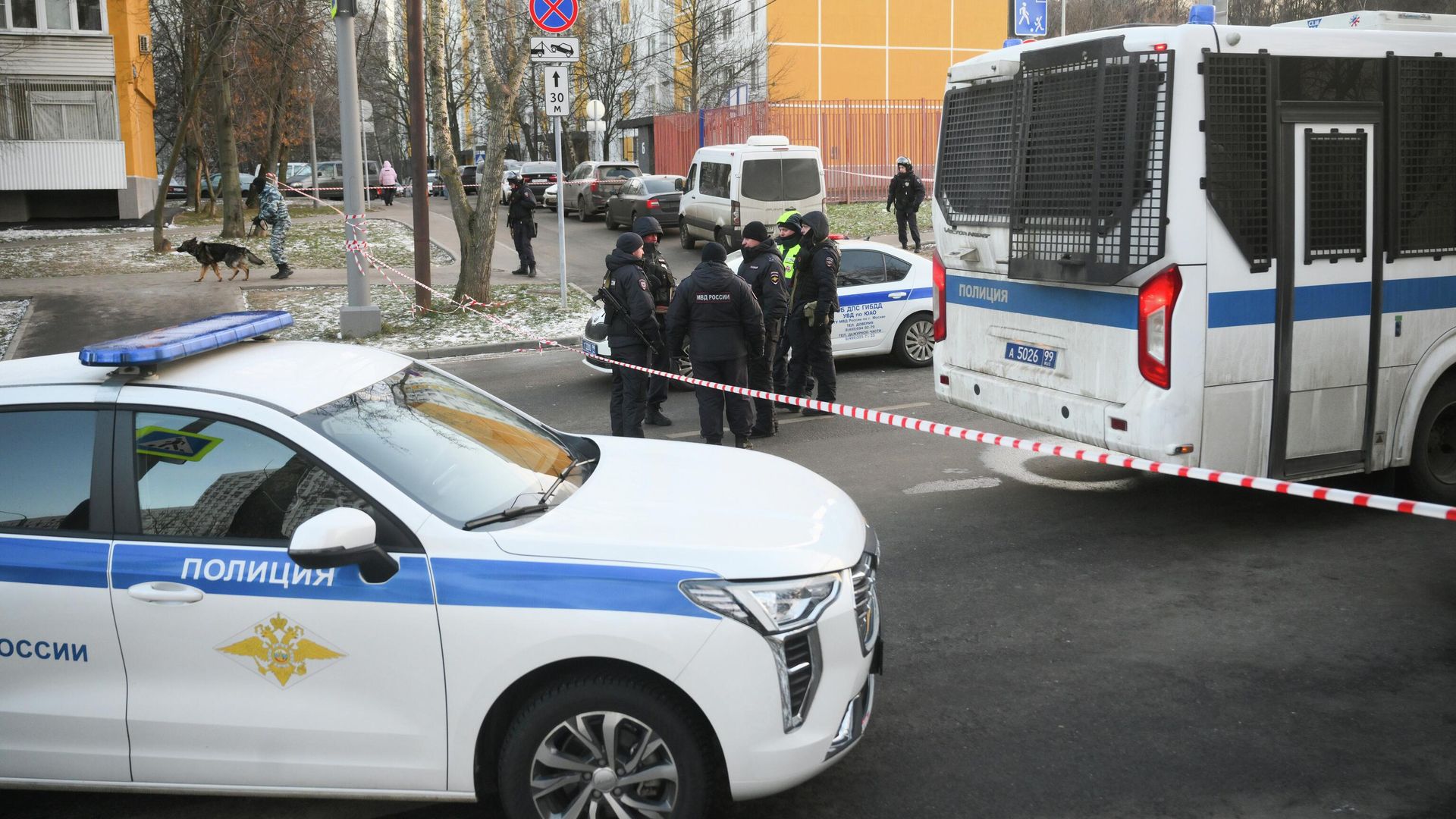 Сотрудники полиции у места взрыва, при котором погибли два сотрудника ДПС, на улице Елецкой на юге Москвы - РИА Новости, 1920, 25.12.2025