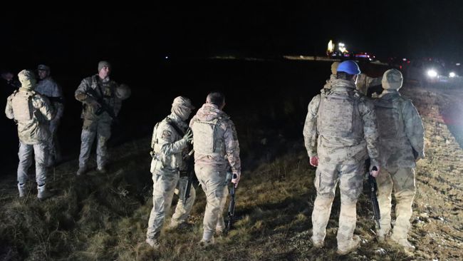 Турецкие военные на месте крушения бизнес-джета, направлявшегося в Ливию, в районе Анкары. 24 декабря 2025