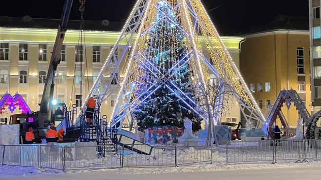 Украшение новогодней ели